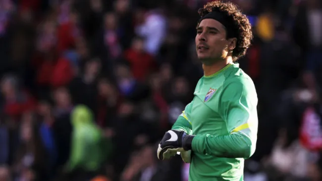 Guillermo Ochoa observa desarrollo de juego de Málaga