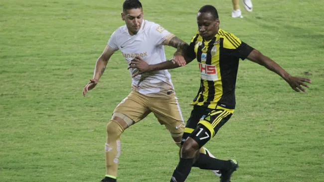 Sosa compite por el esférico en Venezuela