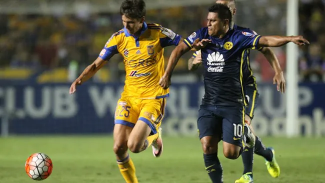 Damm disputa el balón con Osvaldo Martínez