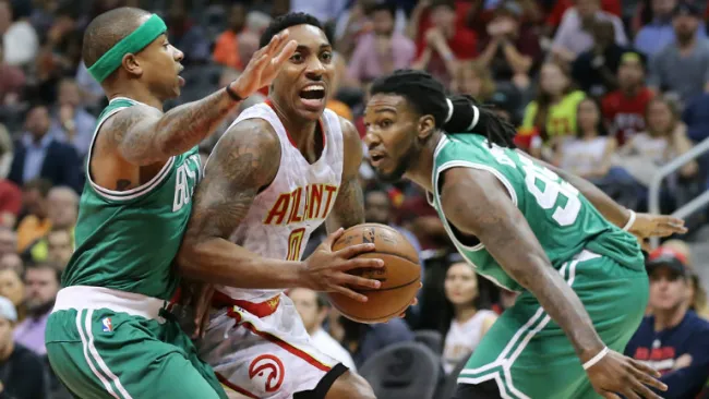 Jeff Teague elude marca de un par de jugadores de Celtics