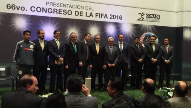 Mancera posa con directivos en la presentación del Congreso de FIFA