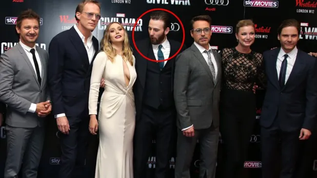 Chris Evans observa el escote de Elizabeth Olsen