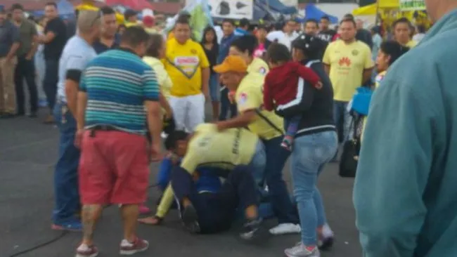 Seguidores del América se pelean en la explanada del Azteca