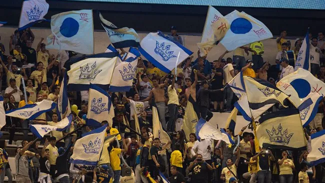 Afición del América, ondeando banderas con alusión al Mundial de Clubes