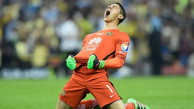 Hugo González celebra el gol de América