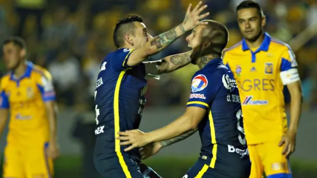 Sambueza celebra con Benedetto gol contra Tigres