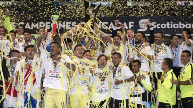 Jugadores del América festejan título de Concacaf