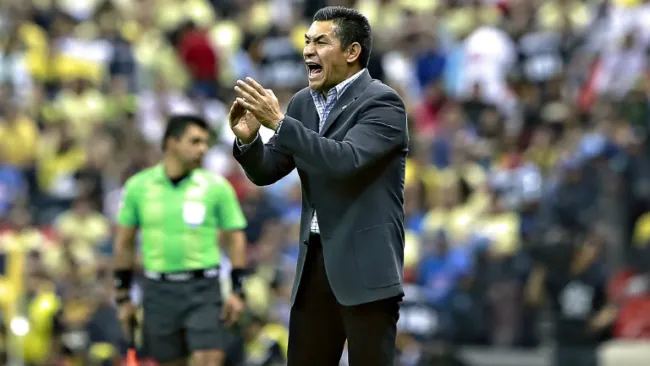 Nacho Ambriz anima a sus jugadores en la Final 