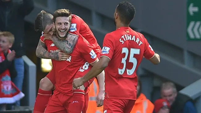 Jugadores de Liverpool celebran anotación