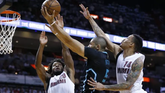 Nicolas Batum intenta un enceste contra Heat