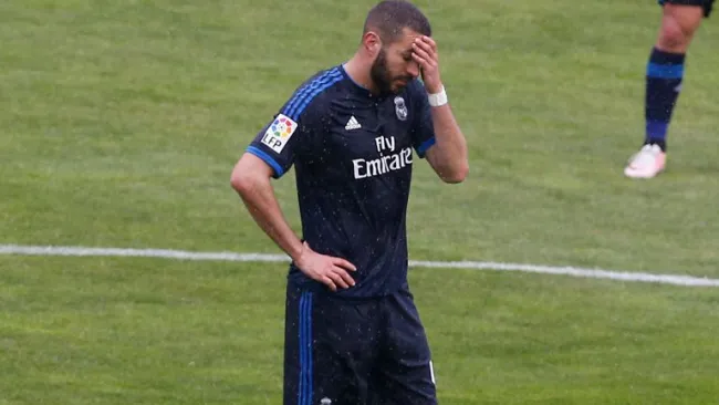 Karim Benzema se lamenta en partido con Real Madrid