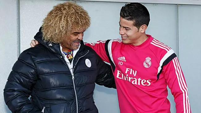 Carlos 'Pibe' Valderrama y James en una convivencia en 2015