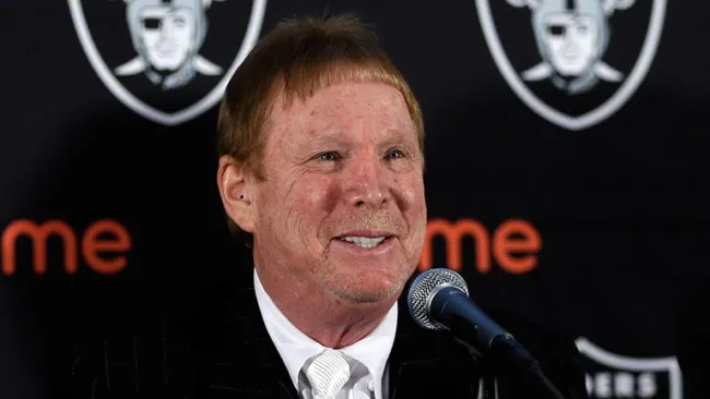 Mark Davis, hablando en una conferencia de prensa
