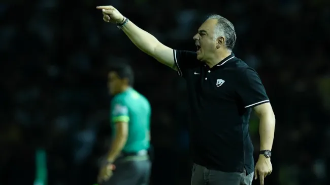 Memo Vázquez durante un partido con Pumas