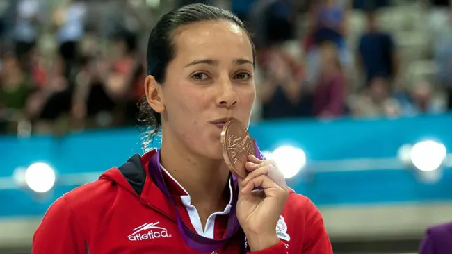 Laura Sánchez, besando la medalla que obtuvo en Londres 2012