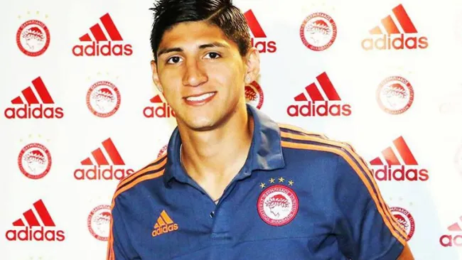 Alan Pulido, en una conferencia de Olympiacos