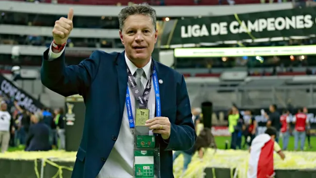 Ricardo Peláez presume su medalla de Concachampions