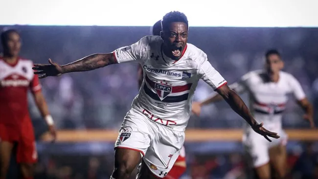 Michel Bastos celebra tras abrir el marcador contra Toluca