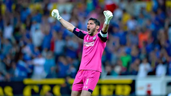 Jesús Corona festeja un gol de Cruz Azul