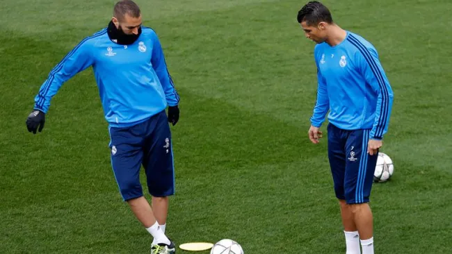 Benzema y Cristiano tocan el balón en práctica del Real Madrid