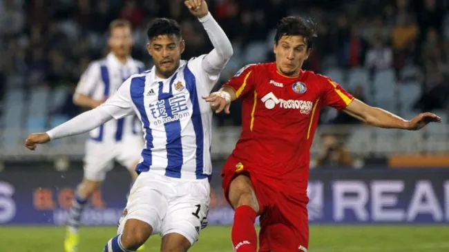 Carlos Vela compite por el balón en duelo de la Real Sociedad