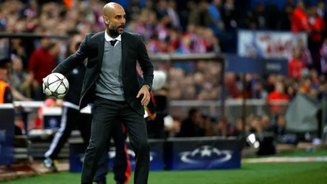 Guardiola se dispone a enviar un balón en partido del Bayern