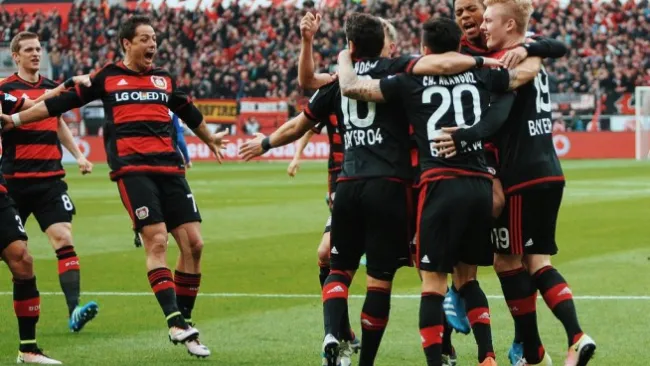 Chicharito corre a festejar con sus compañeros