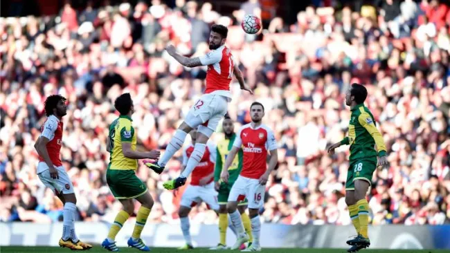 Olivier Giroud cabecea el balón durante el duelo Arsenal contra Norwich