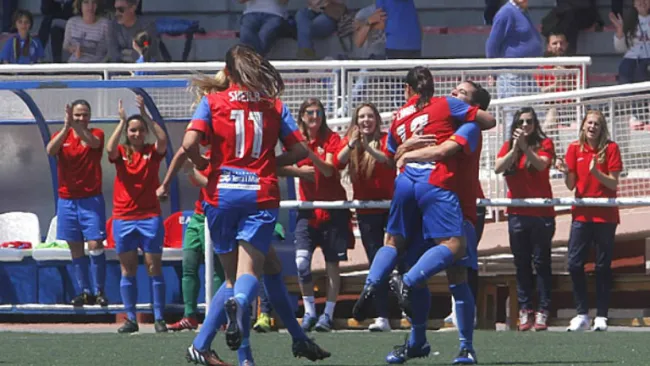Chrlyn Corral festeja un gol con Levante