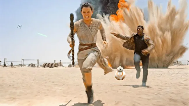 Rey corre con Finn hacia el Halcón Milenario