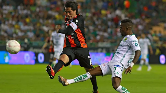 Darío Burbano intenta tapar un disparo de Jorge Hernández