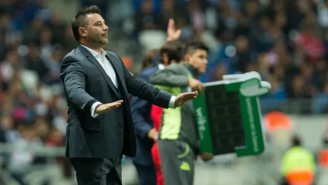 Mohamed pide calma a sus jugadores durante un partido