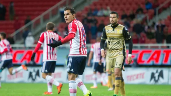 Omar Bravo en el partido de Copa contra Dorados