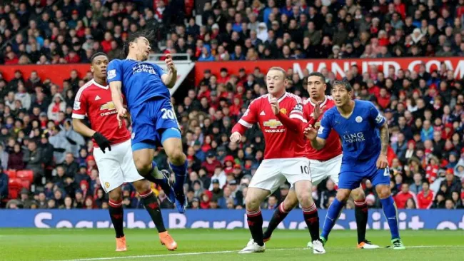 Okazaki pelea un balón dentro del área de los Red Devils