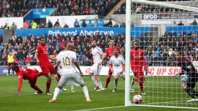 Christian Benteke marca el único gol de los Reds en duelo contra Swansea 