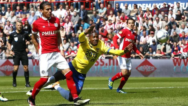Héctor Moreno dispara, mientras Andrés Guardado observa