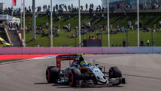 Checo Pérez, en su monoplaza durante el GP de Rusia