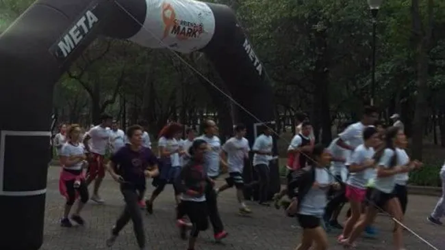 Competidores en el arranque de 'Corriendo por Mark'