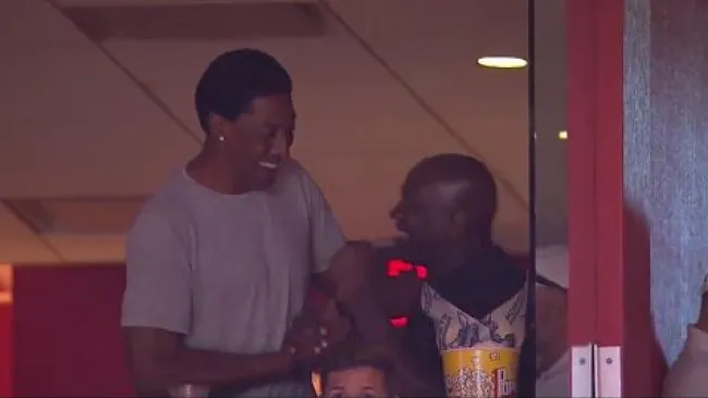 Pippen saluda a Jordan en el palco del American Airlines Arena