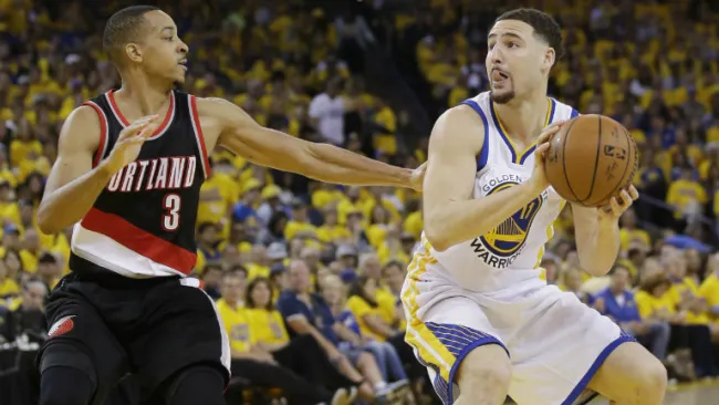 Klay Thompson prepara tiro al aro 