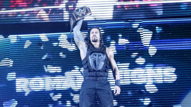 Roman Reigns durante un show de la WWE