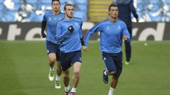 CR7 corre junto a sus colegas