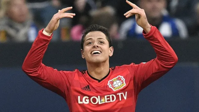 Chicharito festeja tras anotar con el Leverkusen