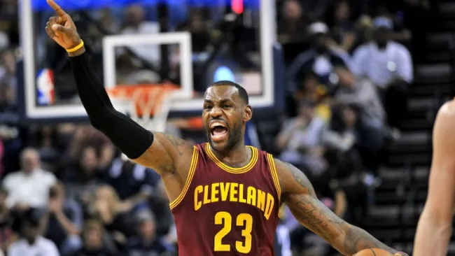 LeBron James en un duelo con los Cavaliers