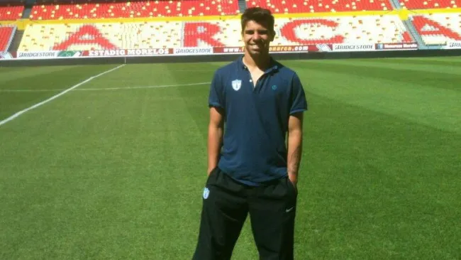 Pier Larrauri en el estadio de Monarcas cuando jugaba con Tuzos