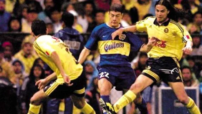 Disputa del esférico en juego de Libertadores entre América y Boca