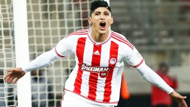 Pulido celebra un gol con Olympiacos