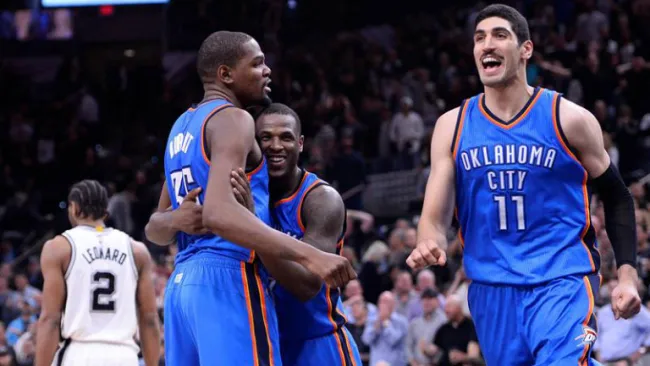 Jugadores del Thunder celebran al derrotar a los Thunder 