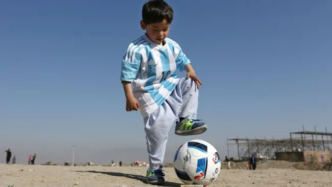 Murtaza, aficionado de Messi, luce una playera de su ídolo