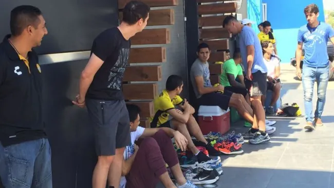 Jugadores de Dorados, afuera de las instalaciones
